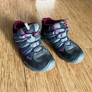 Keen Oakridge mid-rise hiking shoes / boots (size 3)